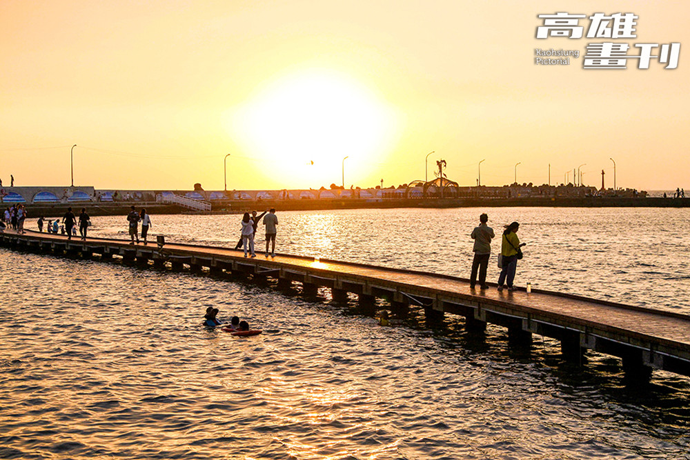 落日時分漫步在水岸步道，靜看黃澄澄的夕陽沒入海平面。(攝影/李芷姍)