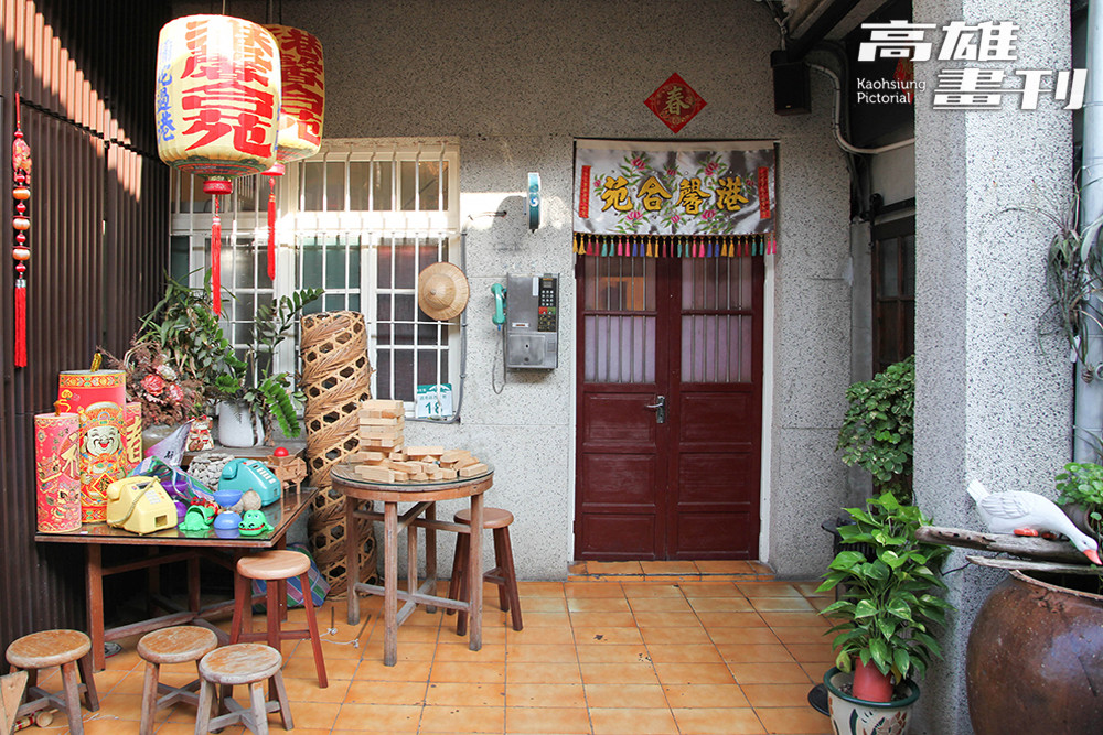 隱身老宅中的臺菜餐廳港馨合苑，由老漁村住宅改建，保留滿滿復古元素以及廟埕的空間意象。(攝影/李芷姍)