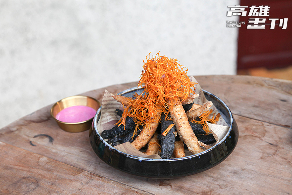 酥炸虱目魚柳做成竹炭與鹽酥兩種口味，搭配清甜解膩的火龍果醬風味絕佳。(攝影/李芷姍)