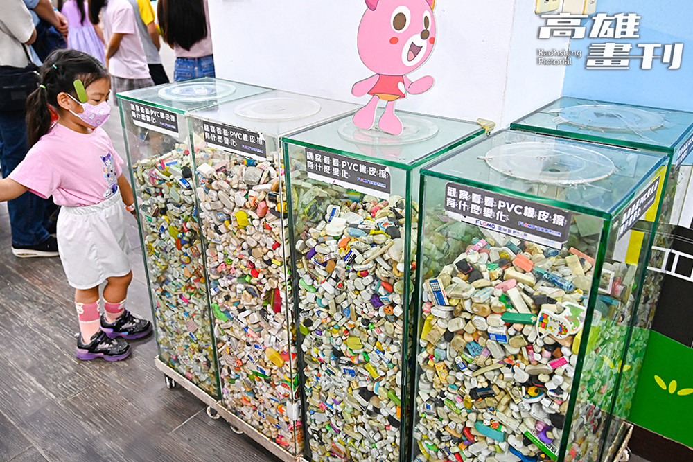 富樂夢基金會於2010年發起「換換擦，救地球」活動，回收共約2噸PVC橡皮擦。(攝影/Carter)