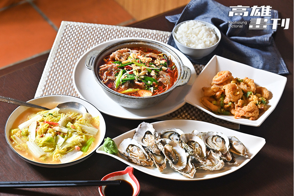 來到佶滿屋海產碳烤聚餐，燒烤、熱炒、酥炸、清蒸料理，就算家常小菜也能吃得很豐盛。(攝影/Carter)