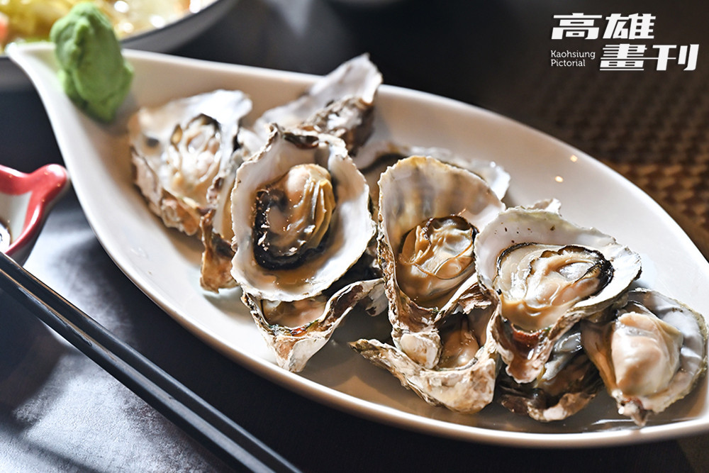老闆娘推薦嚐嚐鮮美多汁的烤蚵仔，是許多客人一再回訪的指定菜色。(攝影/Carter)