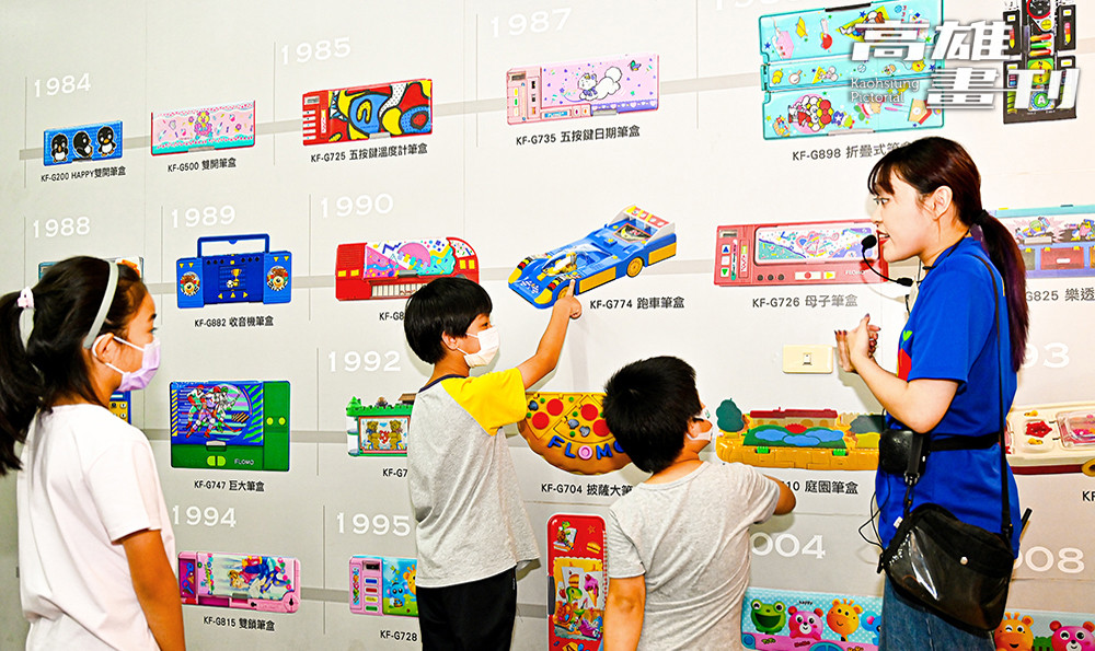 安安介紹著各式各樣的創意造型功能筆盒，不僅引起小朋友好奇心，也勾起爸爸媽媽們的兒時回憶。(攝影/Carter)