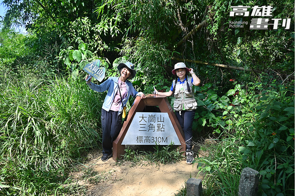標高310公尺的大崗山三角點，可俯瞰山谷與平原，是登頂者的象徵地標。(攝影/Carter)