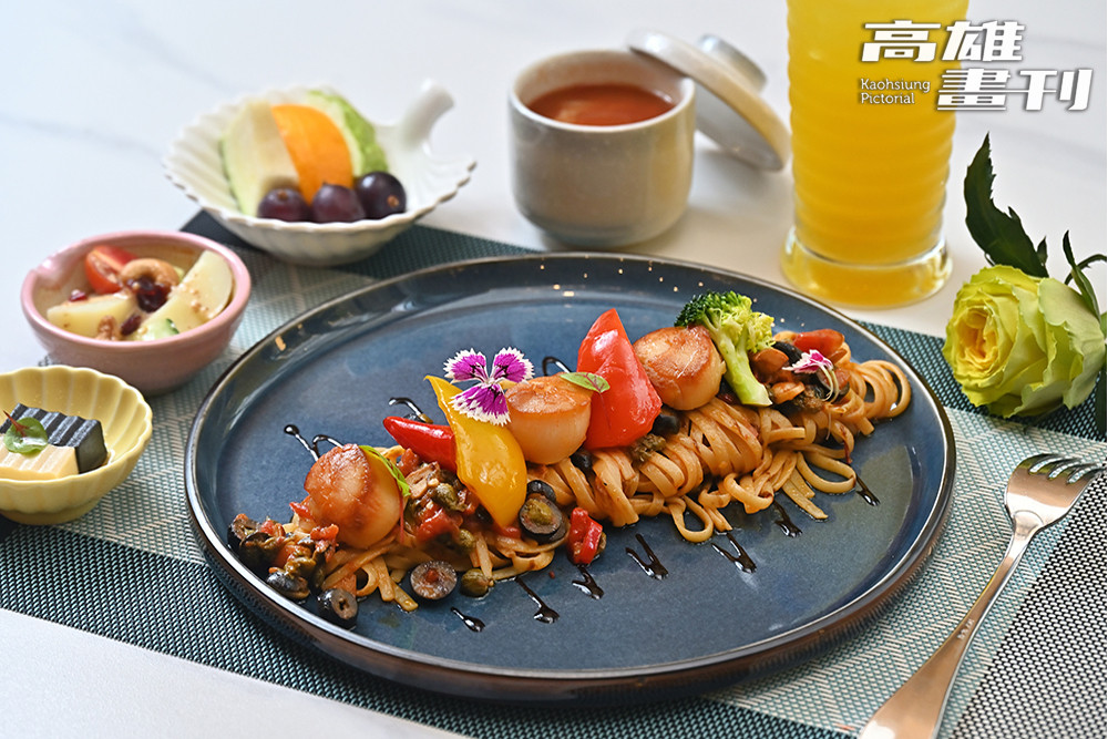 干貝煙花女細扁麵色彩繽紛、干貝鮮甜，搭配的鮮蔬水果皆使用在地小農農作。(攝影/Carter)