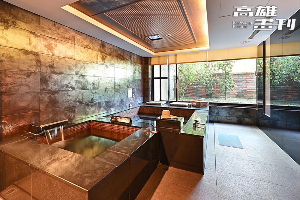 花季度假飯店的碳酸氫鈉天然冷泉，透過蒸氣加熱，讓旅人同時感受清涼與暖意的交替療癒。(攝影/Carter)