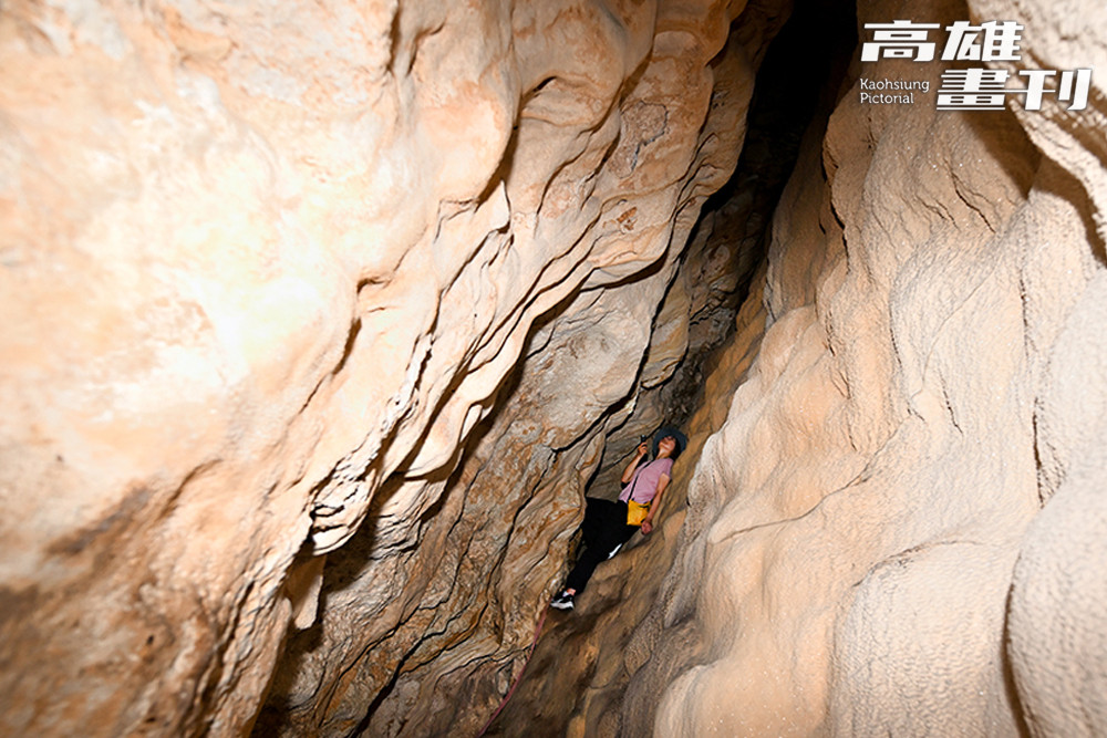 岩壁細縫狹窄，需要同伴互相扶持才能通過，感情也在黑暗中逐漸加溫，「情人洞」因此得名。(攝影/Carter)