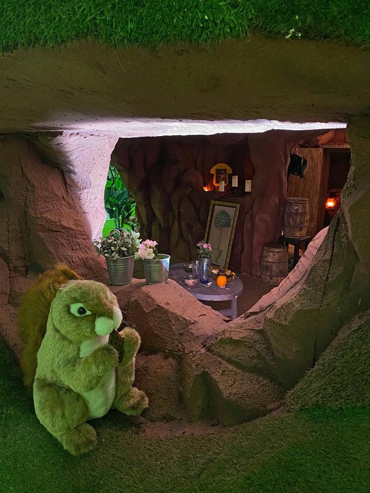 小巧迷你的洞穴裡，有著布置齊全的火爐、桌椅等家具，宛若小精靈的家。（圖片提供／寬宏藝術）