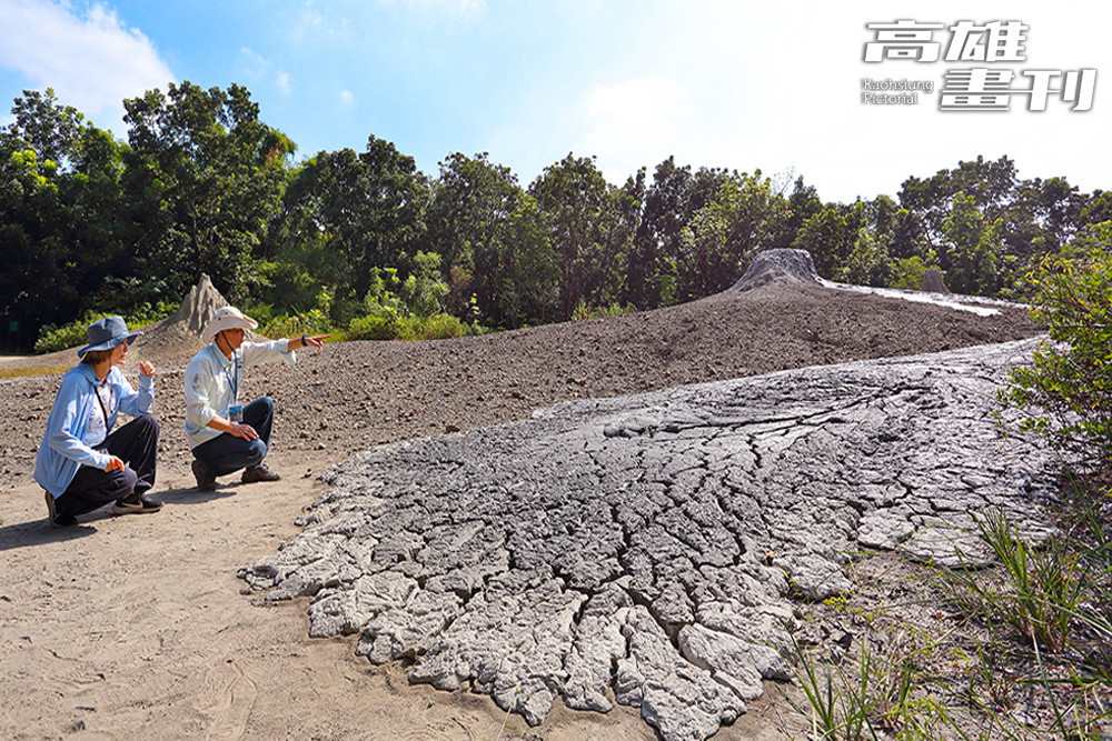 泥漿沿錐面流下，舌狀泥流覆蓋風乾泥地，重複冷卻、乾裂、噴發，如同時刻更新的大自然地景藝術。(攝影/Carter)