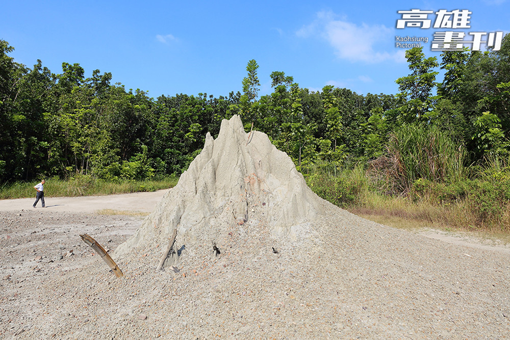自然保留區內的百年泥火山形似玉山，目前已停止噴發。(攝影/Carter)