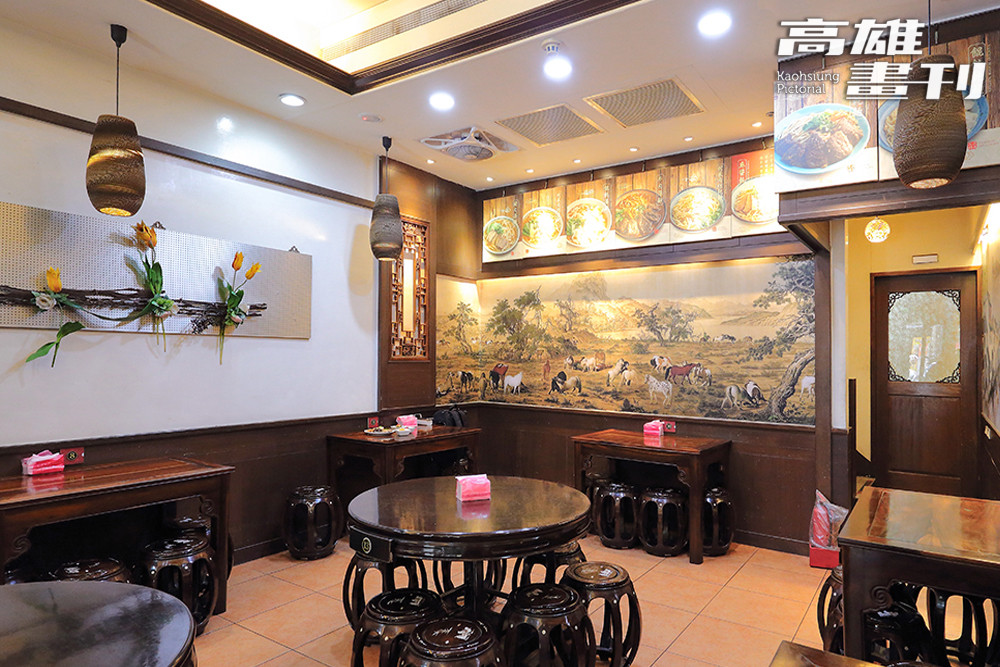 「燕巢風味外省麵」店內佈置得古色古香，吸引年輕客群慕名前來。(攝影/Carter)