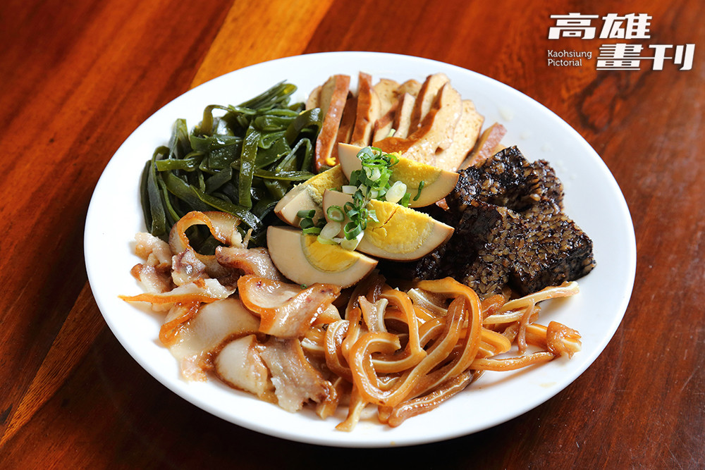 滷味拼盤能看出一家店的用心和細緻，滷蛋、海帶、米血、豬耳朵、豆乾等不同食材分鍋處理，滷出最佳的火候與調味。(攝影/Carter)