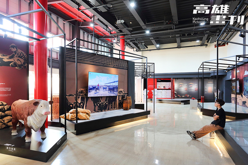 三樓的「裕賀牛故事館」剛剛更新展覽內容，介紹牛隻品種、牛隻成長關鍵、牛肉部位等相關知識，互動射擊遊戲讓學習更有樂趣。(攝影/Carter)