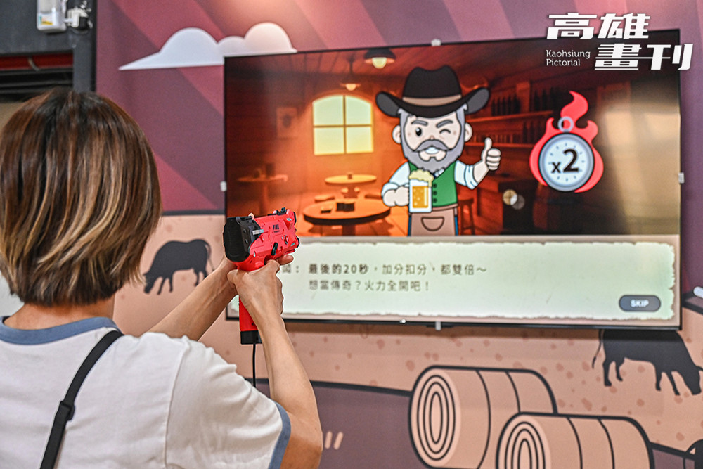 三樓的「裕賀牛故事館」剛剛更新展覽內容，介紹牛隻品種、牛隻成長關鍵、牛肉部位等相關知識，互動射擊遊戲讓學習更有樂趣。(攝影/Carter)