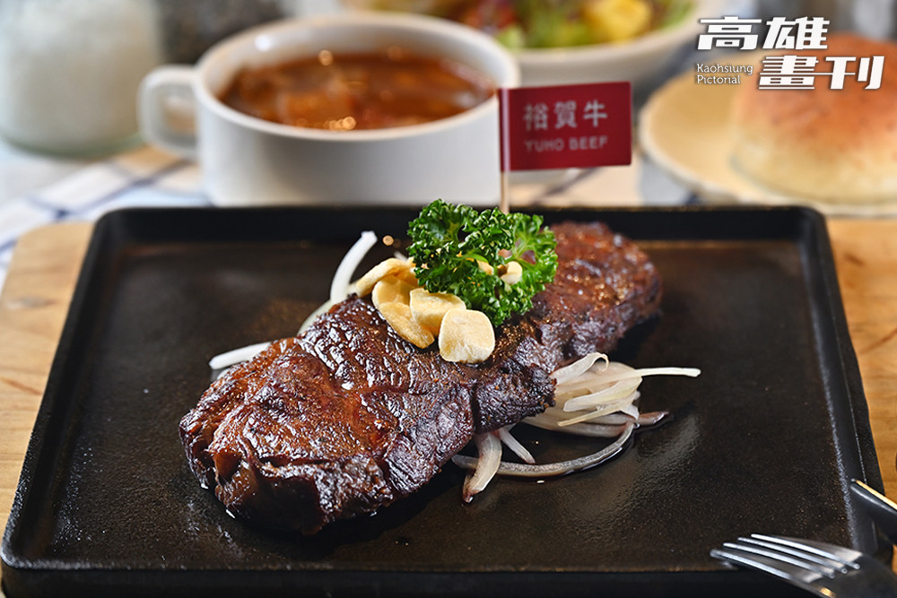 可挑選自己喜歡的牛肉燒烤或涮肉，也能點主廚現煎牛排，這裡其實是被觀光工廠耽誤的牛排館。(攝影/Carter)
