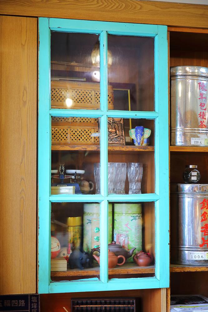 廚房拆下來的舊木窗，描繪出茶行舊日時光，櫃子裡還陳列了當年玻璃杯盛紅茶的老古董。（攝影／Carter）
