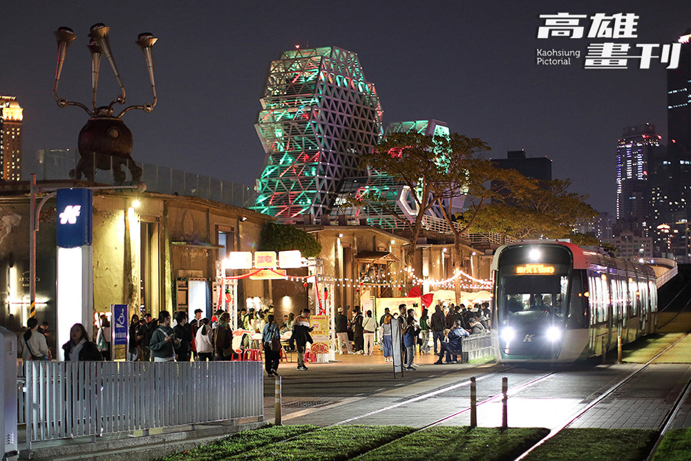 吃飽喝足，搭著輕軌來到大義倉庫站逛市集，感受充沛的街頭活力。(攝影/Carter)