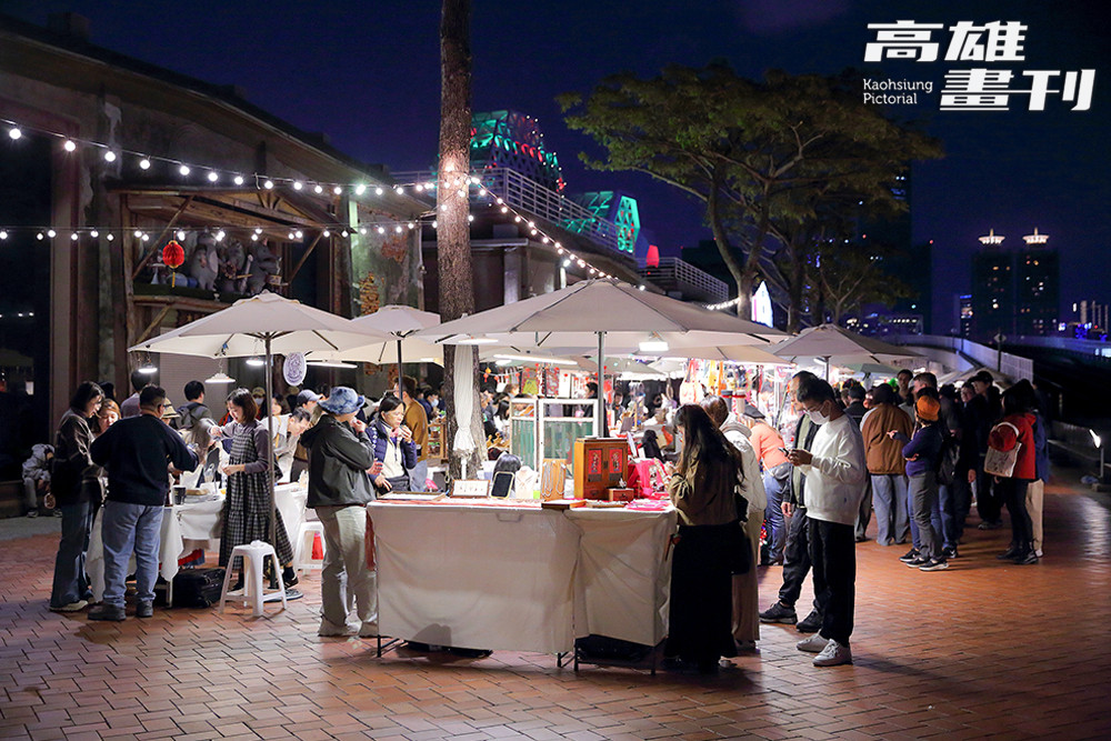 吃飽喝足，搭著輕軌來到大義倉庫站逛市集，感受充沛的街頭活力。(攝影/Carter)