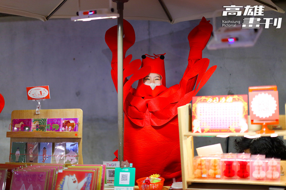 在這裡每個攤位都像是一個等待被發現的異想世界，吸引遊客駐足。(攝影/Carter)