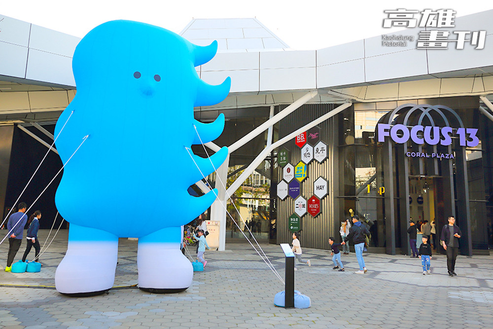 FOCUS 13的IP「浪子」矗立在門口與來往的人們打招呼。(攝影/Carter)