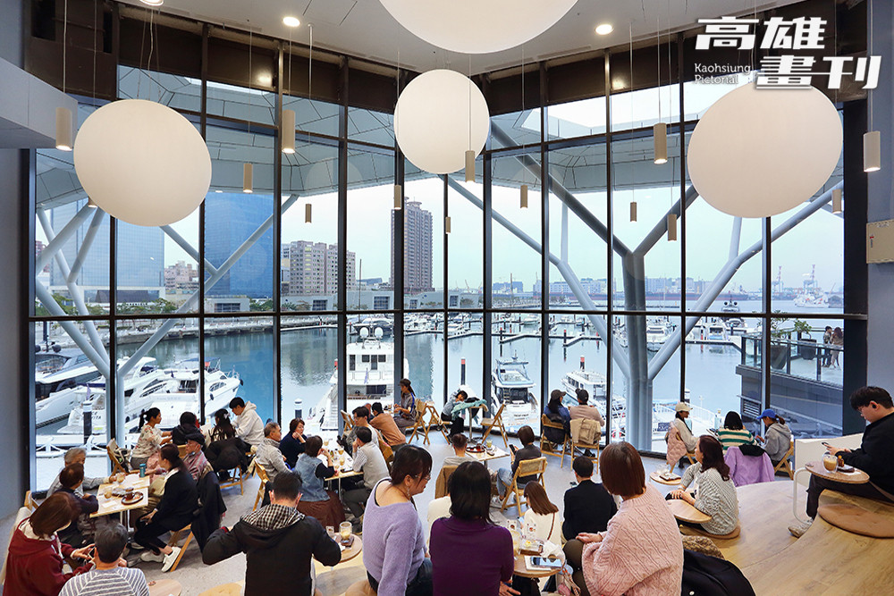擁有大面港灣窗景的芙拉咖啡為館內最熱門打卡景點。(攝影/Carter)