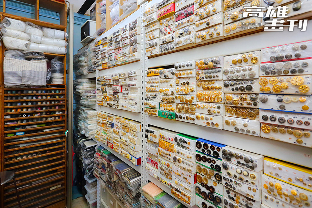 即使接手鈕釦行多年，薛喬月仍有著老派的靈魂，依舊維持往昔商品陳列方式。(攝影/Carter)