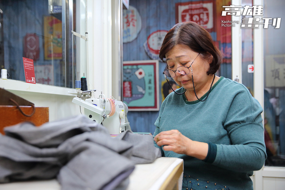 裁縫分工細緻，像是「喬方的店」裁縫師傅楊喬方主要工作就是車布邊與鈕釦洞。(攝影/Carter)