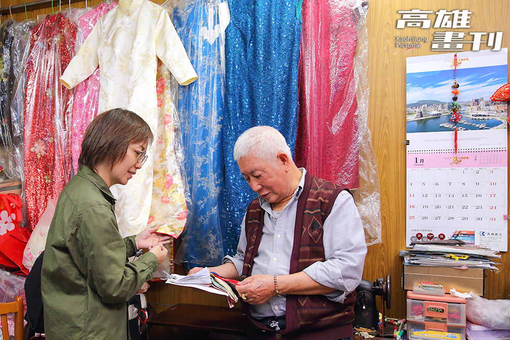 「雅琪旗袍」的陶才法師傅回憶旗袍店繁華年代，為了趕製旗袍都要通宵做到凌晨兩三點才能夠休息。(攝影/Carter)