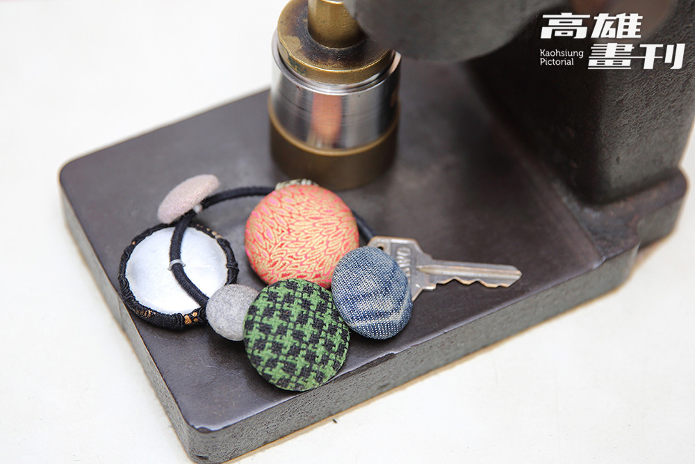 高鈺鈕釦行提供布釦訂製服務，利用剩餘布料來製作包布釦，除了別具特色也展現了愛物惜物的精神。(攝影/Carter)