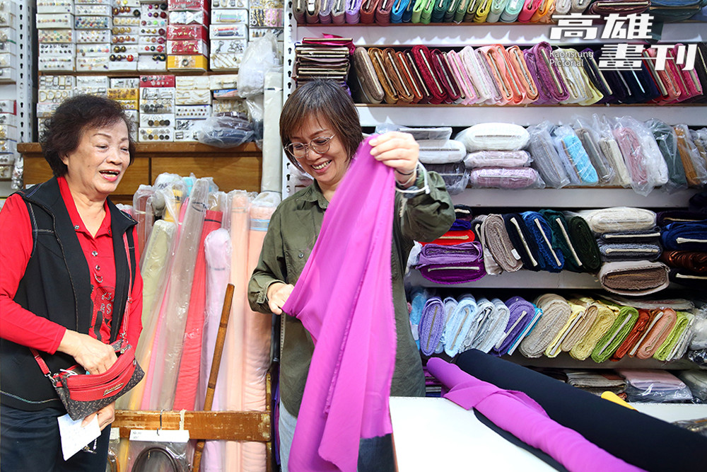 薛喬月笑說，大多數客人都是熟識的老主顧，有時候她們要找什麼物件都知道放在哪裡，也會自己算錢結帳，這也是「老店」展現的人情味與特色。(攝影/Carter)