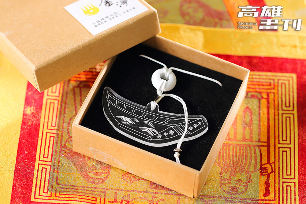 將廢棄的金紙灰燼再製為文創商品，讓宮廟信仰開啟永續的新可能。(攝影/Carter)