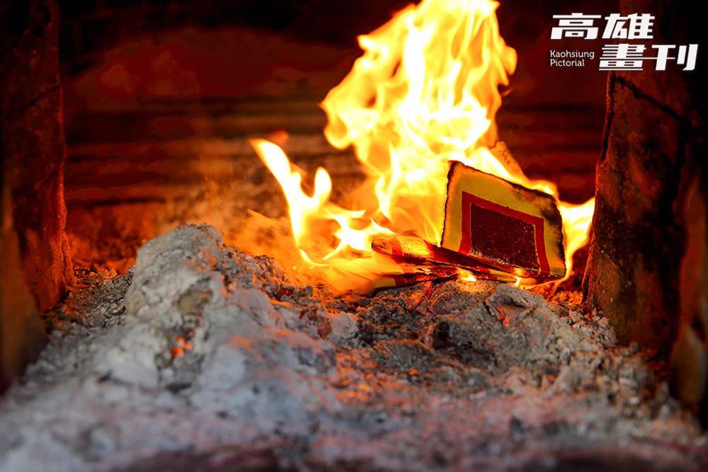 「金淨生技」透過金紙灰燼循環再生，為環境保護盡一份心力，賦予宗教文化新價值。(上：攝影/Carter、下：圖片提供/金淨生技)