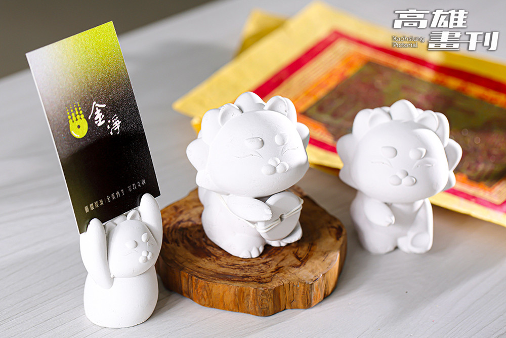 灰樸可愛的石獅造型名片夾，以簡約溫潤的線條與陶土質感展現細緻立體感。(攝影/Carter)