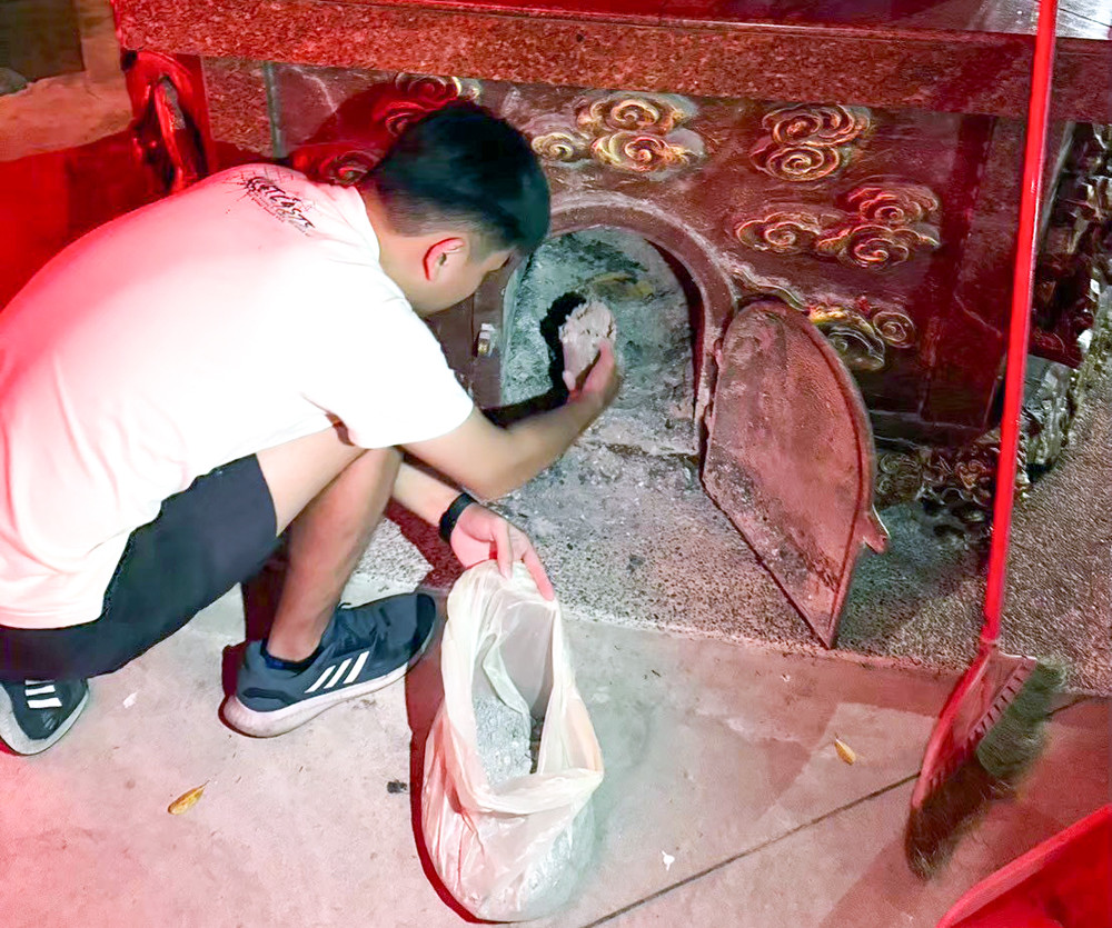 「金淨生技」透過金紙灰燼循環再生，為環境保護盡一份心力，賦予宗教文化新價值。(上：攝影/Carter、下：圖片提供/金淨生技)