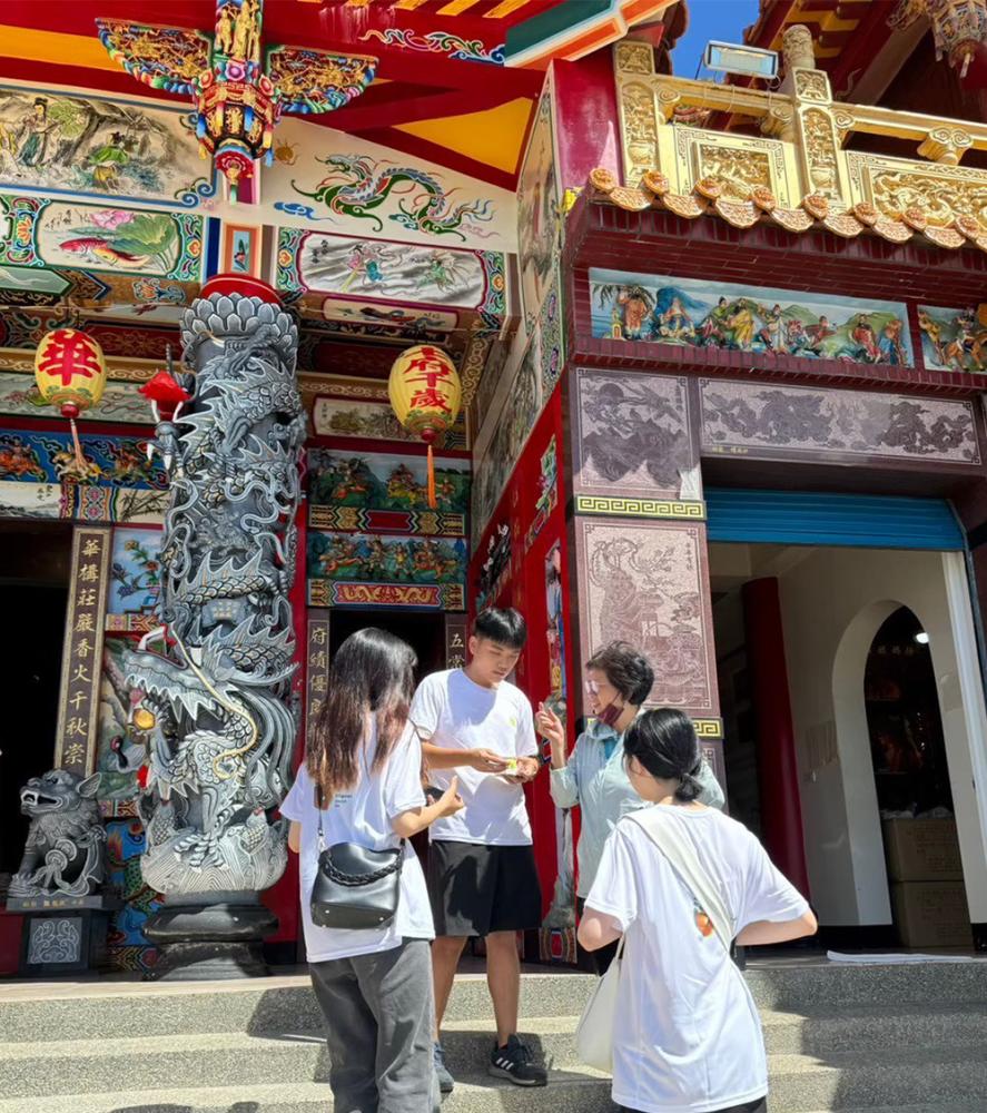 團隊走訪高雄與琉球等地宮廟尋求合作。由廟方提供金紙灰燼，再由團隊製作文創商品。(圖片提供/金淨生技)