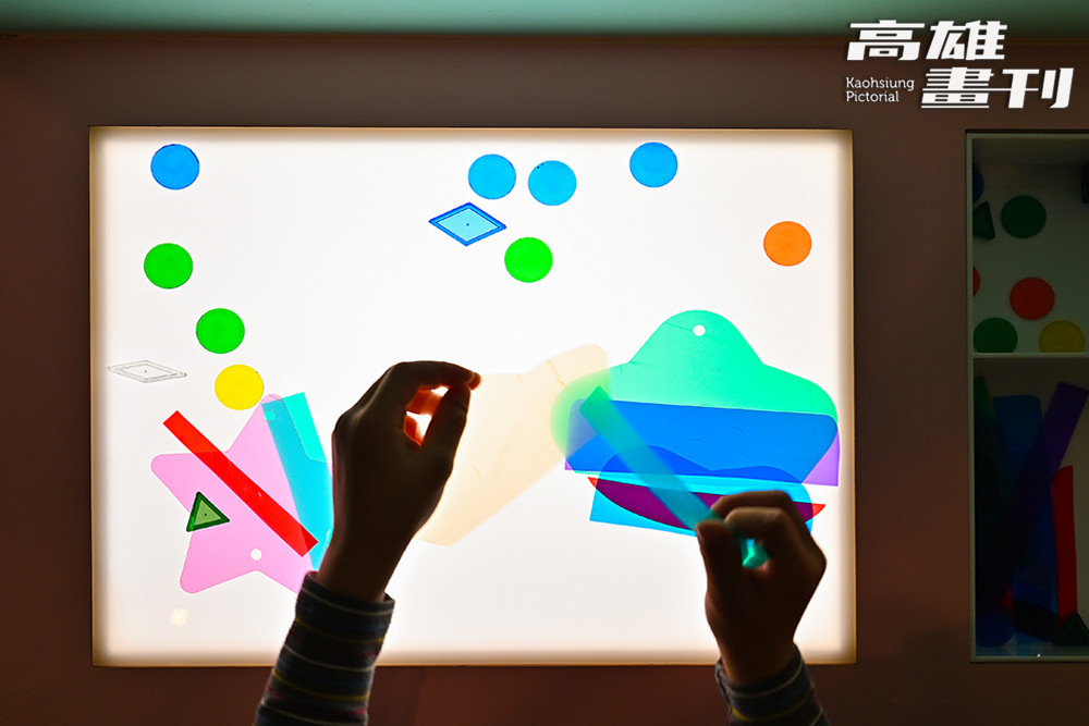 作品旁設有體驗區，小朋友可以發揮創造力，自由排列形狀與顏色，在遊戲中體驗光影變化帶來的想像空間。(攝影/Carter)