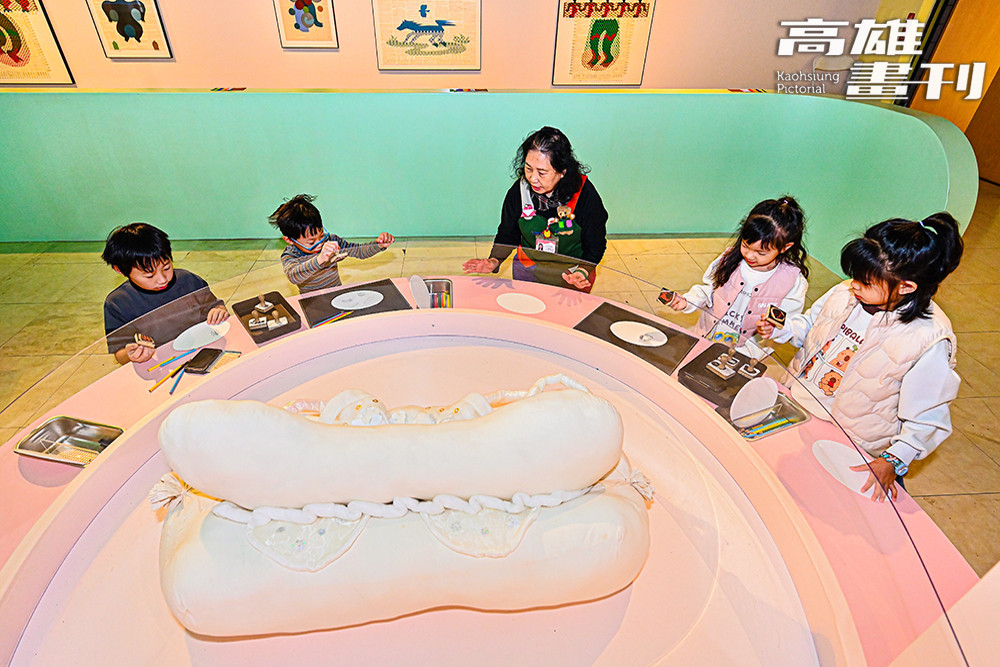 沒有顏色的《大腸包小腸》不禁令人想像各種食物沒了色彩會是什麼模樣？(攝影/Carter)