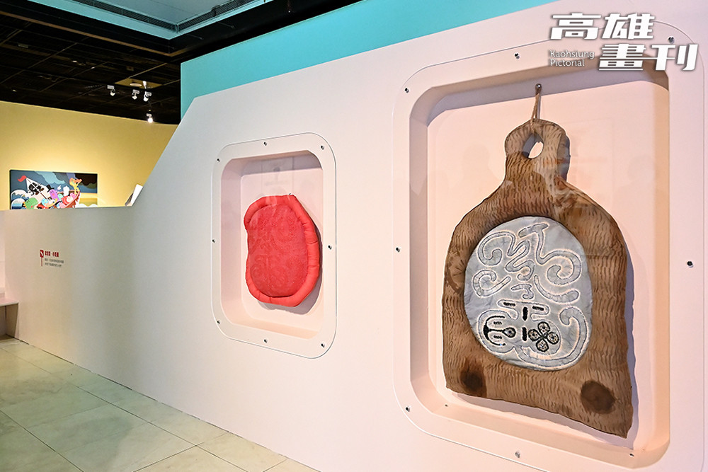 巨型的《紅龜粿粄模》是藝術家用織染工藝製作而成。(攝影/Carter)