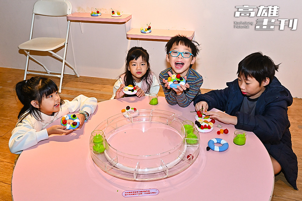 「哇，是誰也想吃一口我做的甜甜圈呢？」展場內體驗區有黏土與模具讓孩子動手創作繽紛甜點。(攝影/Carter)