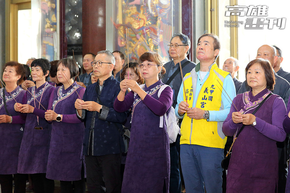 二十年來的春聯揮毫活動，許多廟宇都是紫雲書藝的老朋友，活動開始前，高燕雪會帶領書法老師們禮佛敬拜，沉澱思緒。(攝影/Carter)