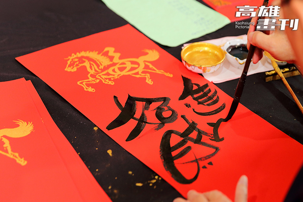 北至雲林、南至屏東，農曆過年前紫雲書藝的書法老師們為了揮毫活動總是相當忙碌，有時一天兩場，最高紀錄還有一天四場。(攝影/Carter)