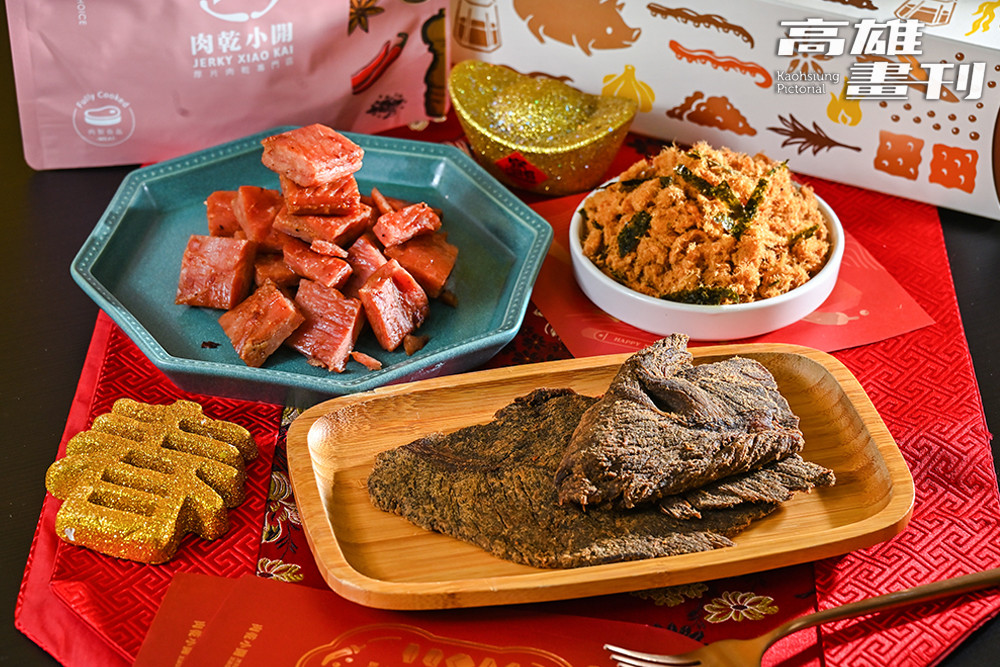 肉乾小開創辦人林老闆為延續外公在左營市場經營逾40年的「黑竹牌」肉乾老味道，而決定回臺創業。(攝影/Carter)