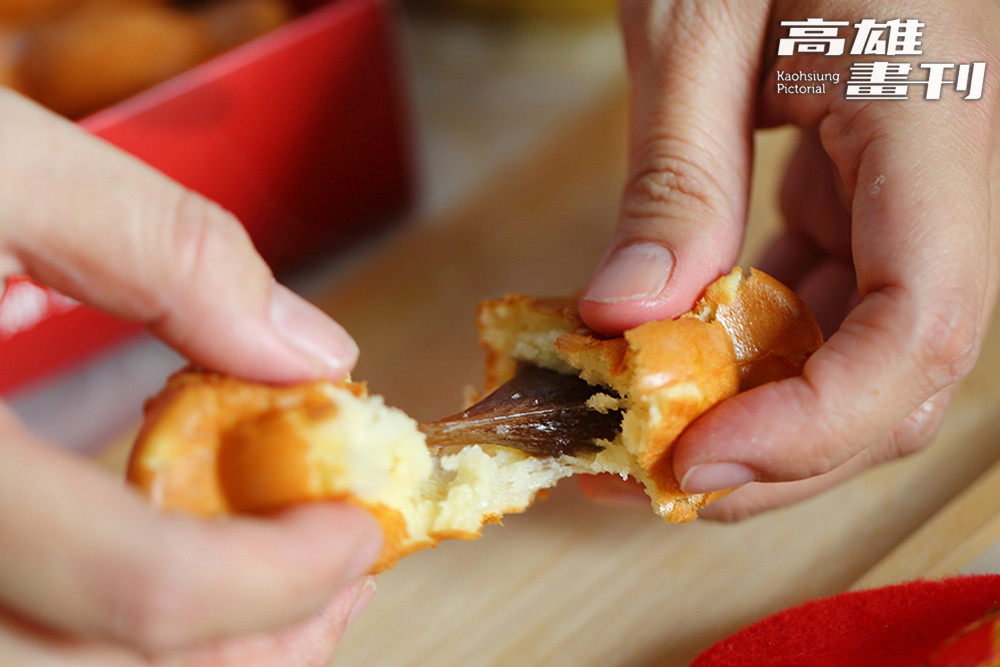 元寶雞蛋糕超高人氣口味「黑糖麻糬」，軟黏香甜，象徵把錢財黏住，令人想趕快嚐一口。(攝影/Carter)