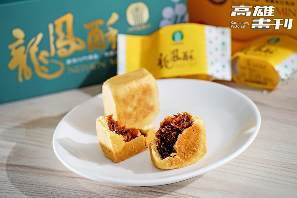 內門區農會最具代表性的伴手禮之一「龍鳳酥」，一口咬下，盡是內門的地方風味與用心。(攝影/曾信耀)