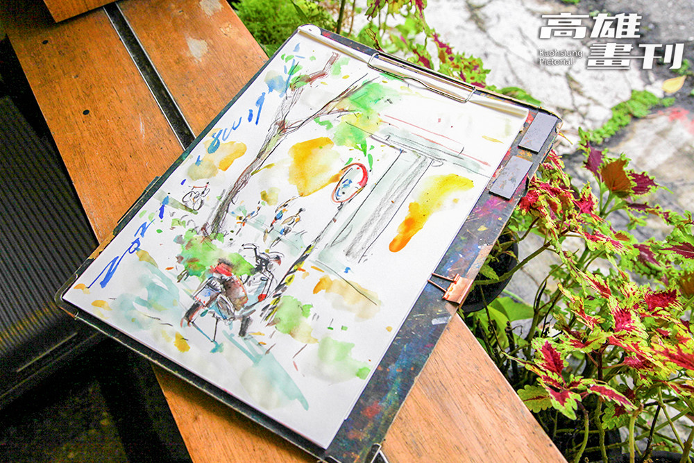 吳沁頤畫面裡的構圖經常經過取捨，一整排機車只留下一台作為象徵，繁複的背景被簡化為色塊與線條。(攝影/李瑰嫻)