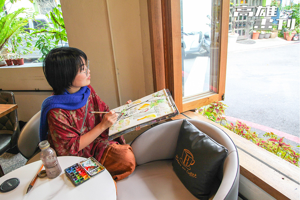 吳沁頤透過速寫描繪當下風景，作品始終保有流動性，展現當下的風景。(攝影/李瑰嫻)