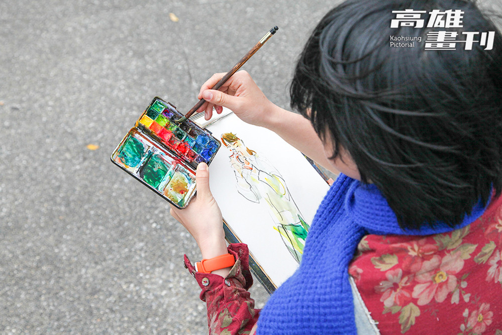 簡單的隨身揹袋，就是她作畫的所有道具，只要一毛筆，一瓶水，一張紙和隨身色盤，即可現場速寫作畫。(攝影/李瑰嫻)