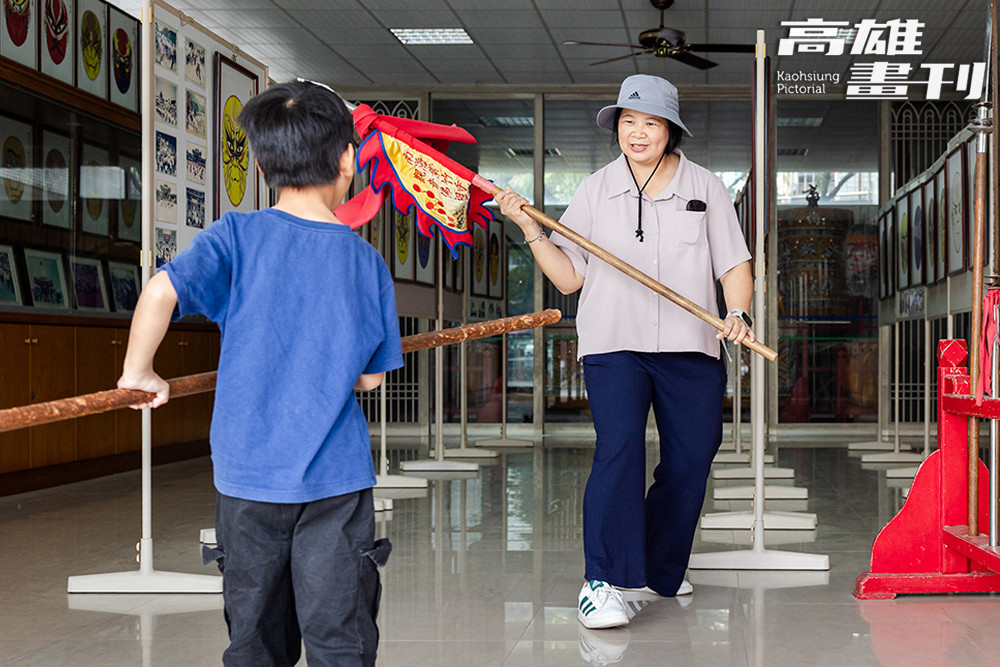 在「宋江兵器展示館」裡，遊客可以試著拿起兵器比劃比劃。(攝影/張學人)