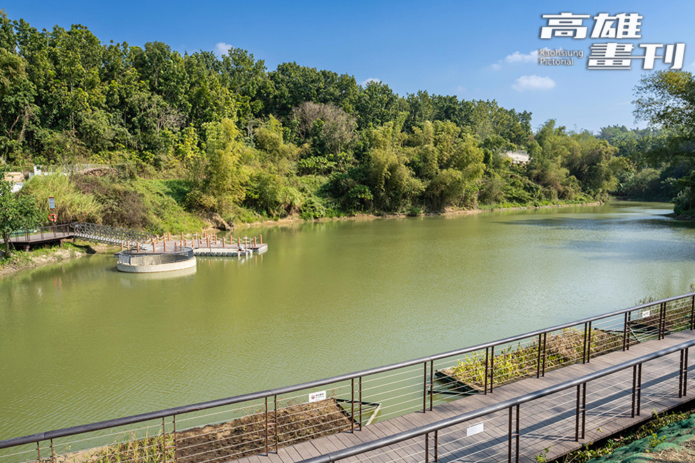 野森動物學校坐落綠意之中，串聯湖畔步道與動物活動空間，讓人自在走入森林，感受人與動物共學的日常。(攝影/黃敬文)
