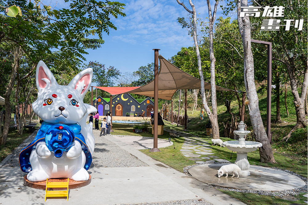野森動物學校「狐狸谷」以自然地形打造開放棲地，讓人近距離觀察狐狸的日常樣貌。 (攝影/黃敬文)